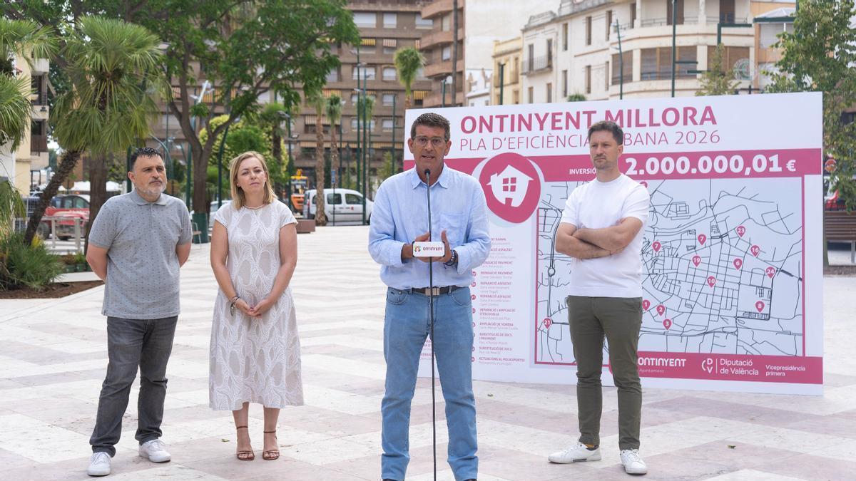 El alcalde de Ontinyent, Jorge Rodríguez, con la vicepresidenta de la diputación, Natàlia Enguix, y los concejales Óscar Borrell y Jordi Vallés.