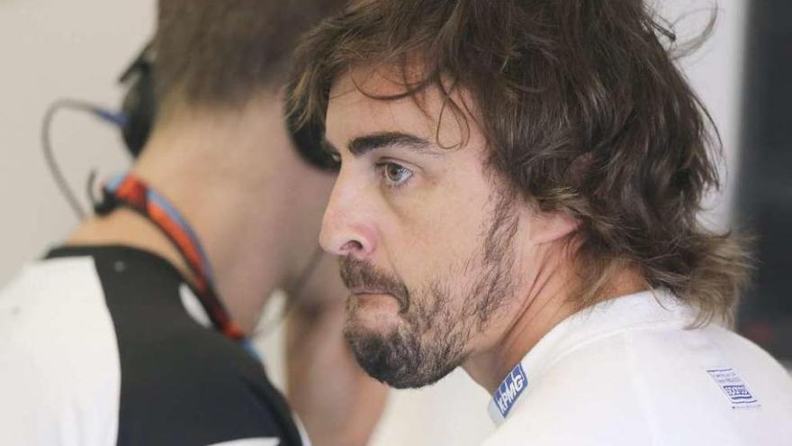 Fernando Alonso, cariacontecido en el garaje de McLaren.