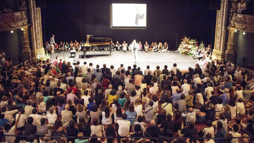 El Teatro Campos de Bilbao se llenó para despedir al actor.