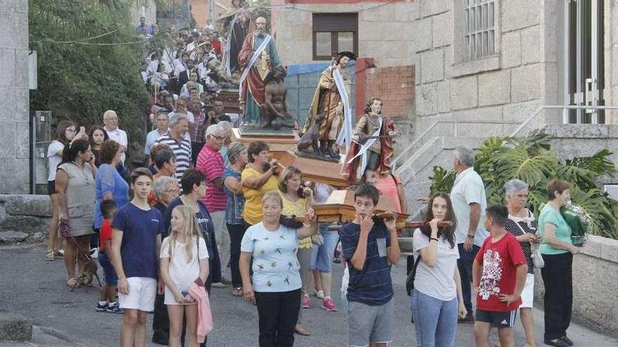 Cientos de fieles acudieron a la procesión que acompañó el traslado de las imágenes. // Santos Álvarez