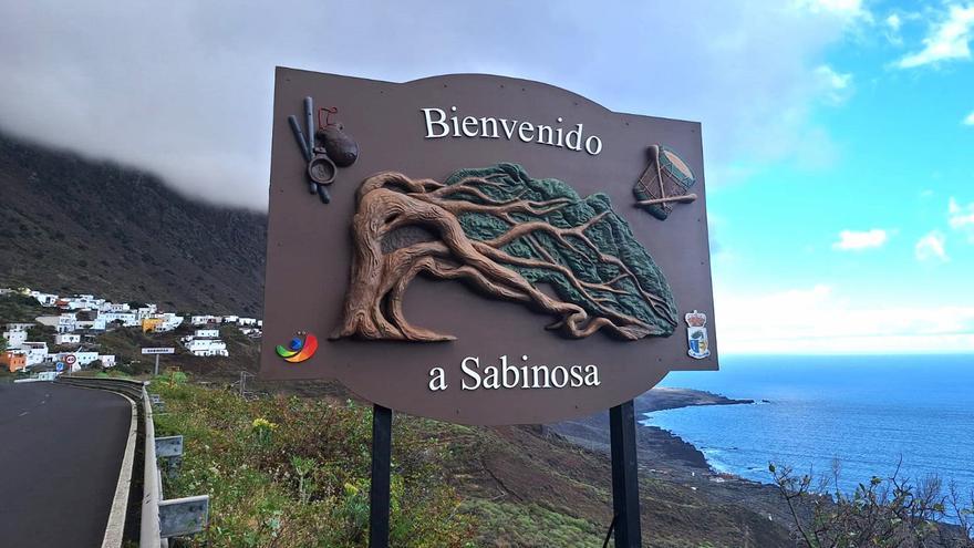 La Frontera renueva el cartel de bienvenida a la entrada del pueblo de Sabinosa