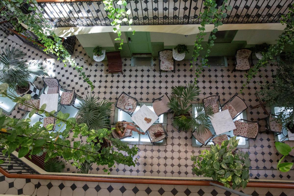 BARCELONA 10/09/2025 BARCELONEANDO Patios escondidos mas bonitos. Patio del Hotel Peninsular Foto ELISENDA PONS