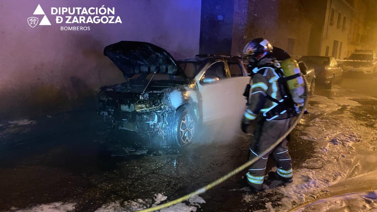 Este es el estado en el que quedó uno de los vehículos estacionados en Caspe.