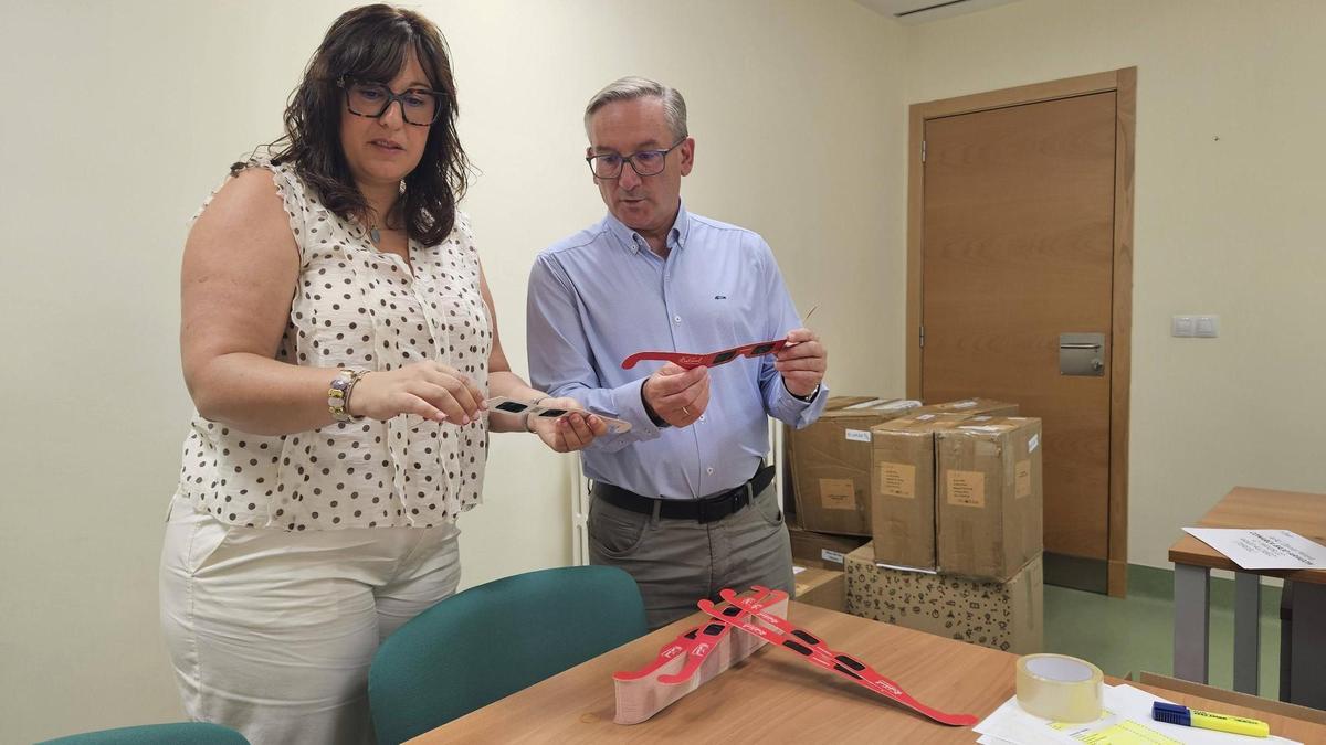 La diputada de Turismo, Marta Sancho, y el presidente de la Diputación de Teruel, Joaquín Juste, con las gafas homologadas