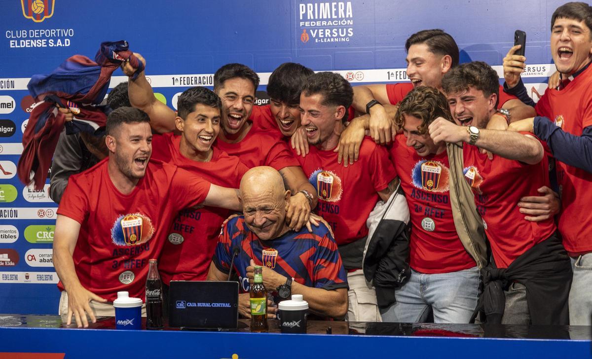 Claudio es arropado por los futbolistas del filial en sala de prensa.