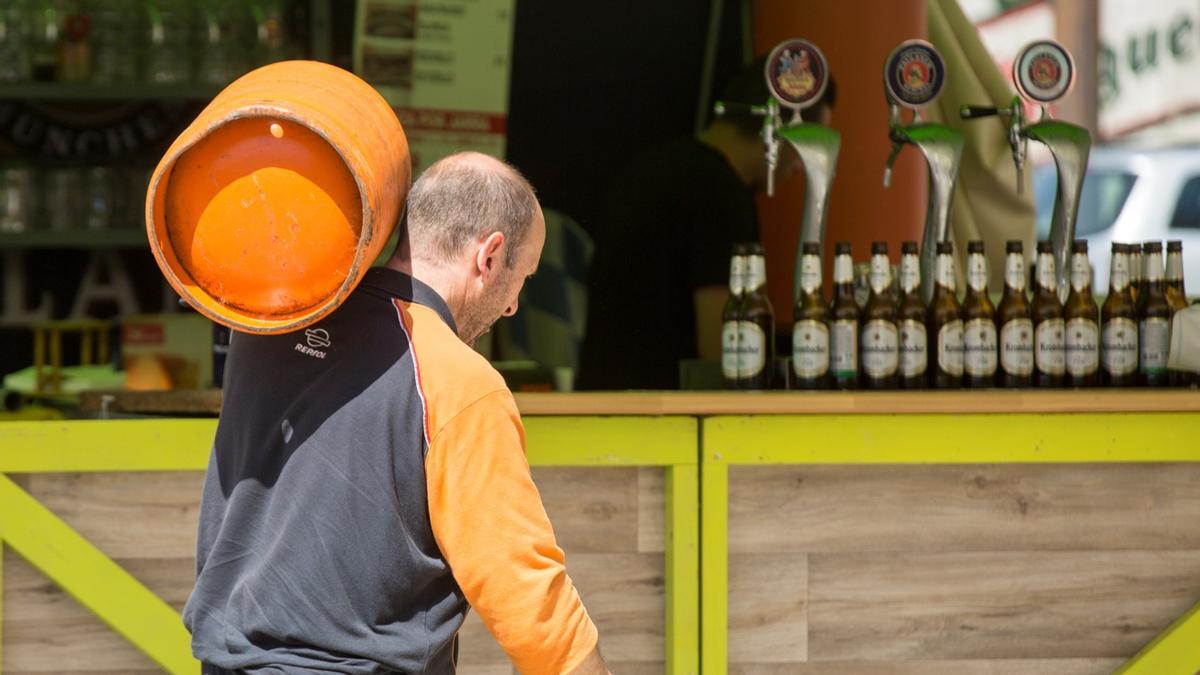 Un trabajador reparte bombonas de butano en Vitoria.