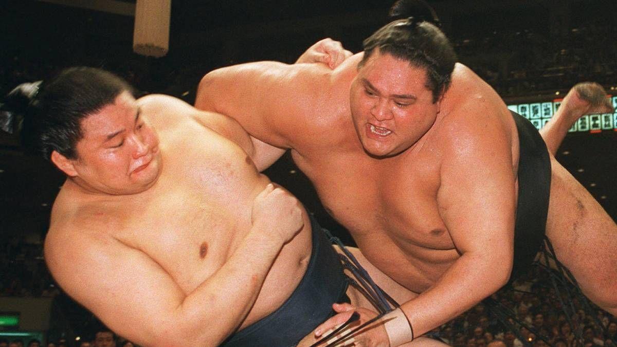 Akebono, a la derecha, derribando a Takanohana en 1987