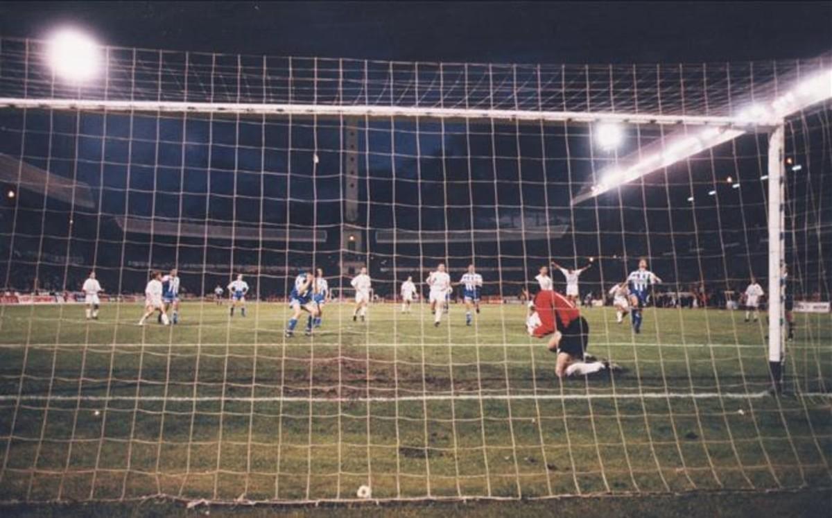 González, en el momento de parar el penalti Djukic