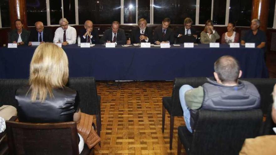 La junta del club, encabezada por Justo González Ballesta (en el centro), durante la asamblea. // Alba Villar