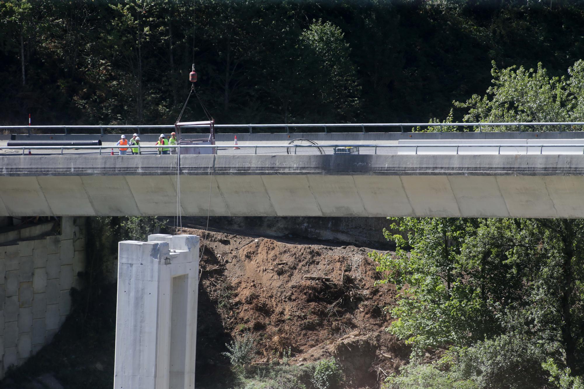 Arrancan las obras para el desmontaje de las pilas del viaducto de O Castro