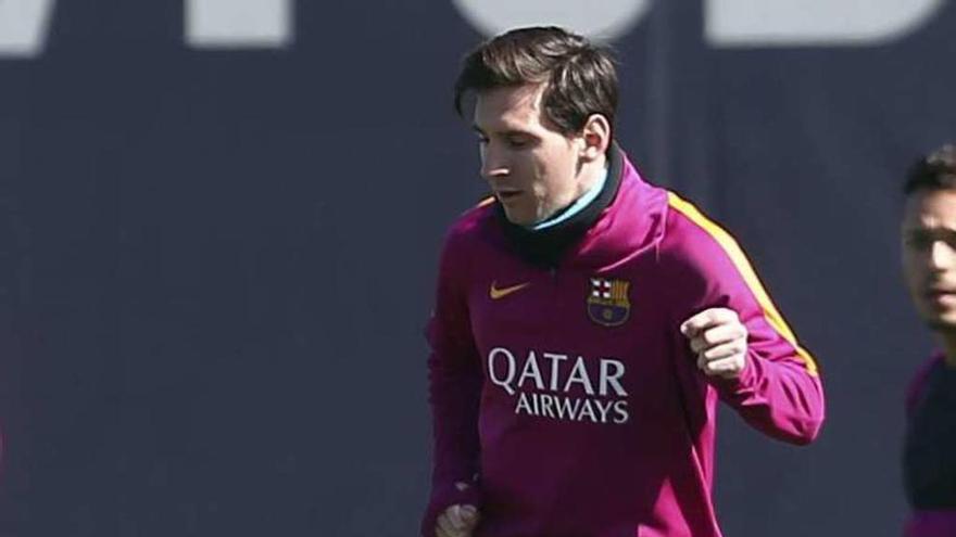 Messi golpea el balón durante el entrenamiento de ayer. // Toni Albir