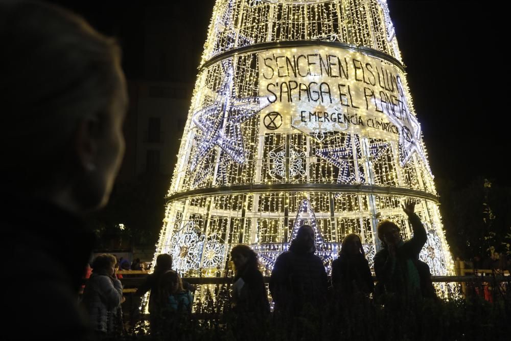 Encesa dels llums de Nadal a Girona amb protestes