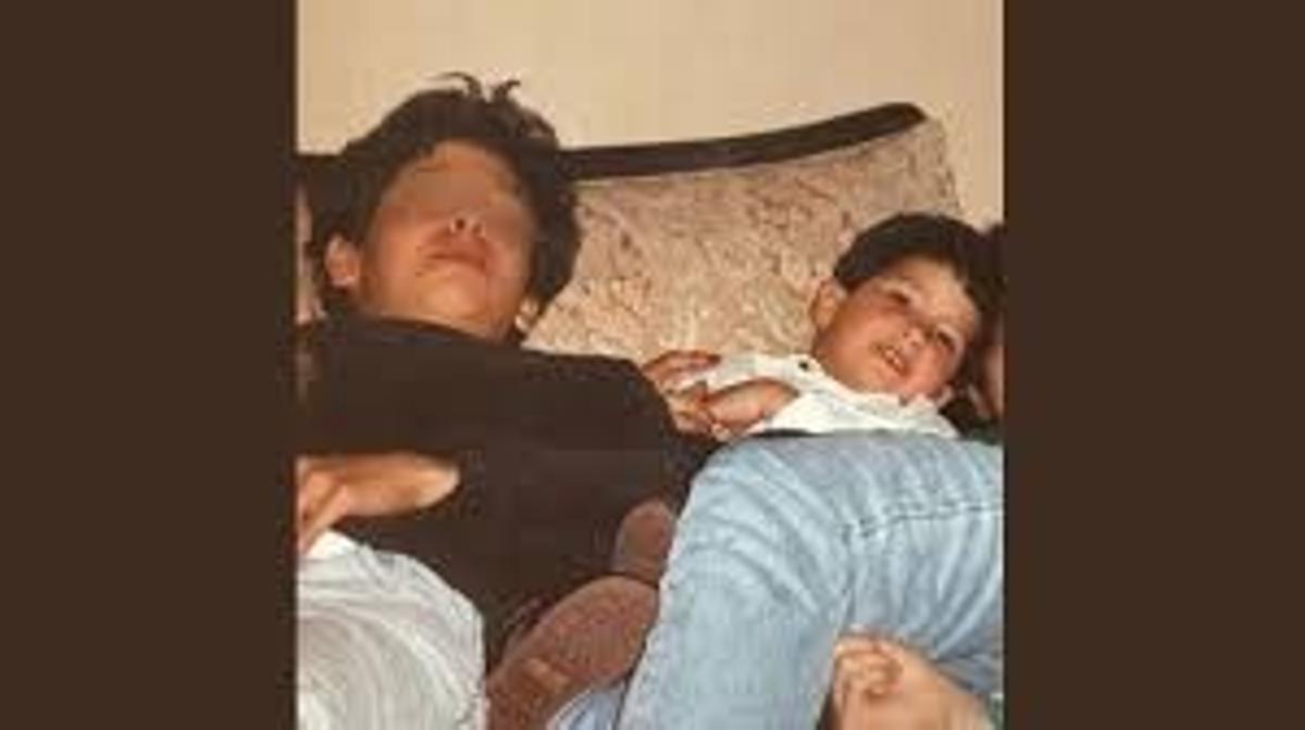 La víctima, cuando era niño, en una imagen familiar junto a su agresor.