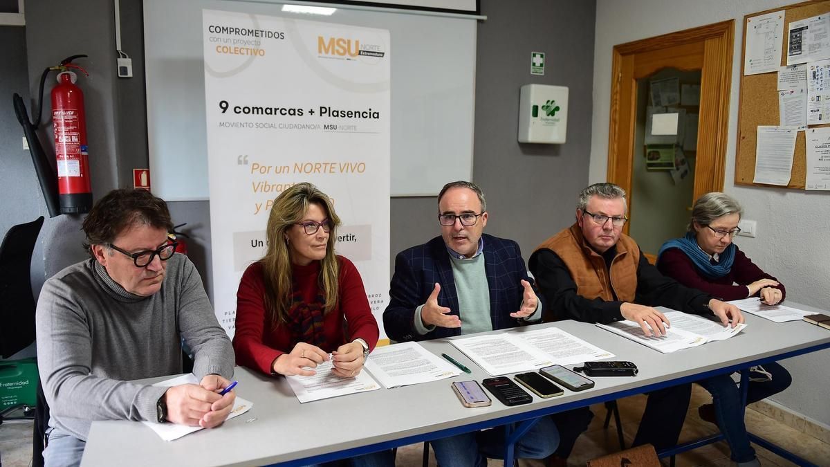 Francisco Martín (centro) no optará a la secretaría general ni a la alcaldía de Plasencia.