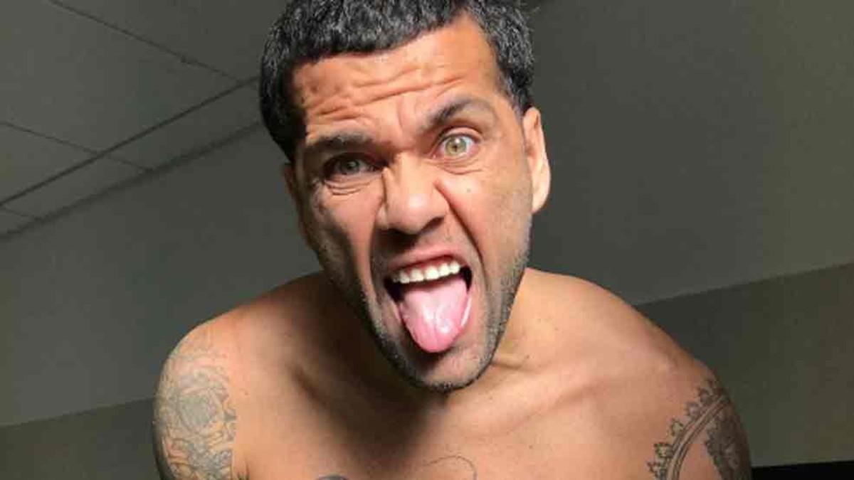 Dani Alves es muy activo en las redes sociales