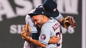 Altuve, de los Houston Astros, se abraza con un compañero.