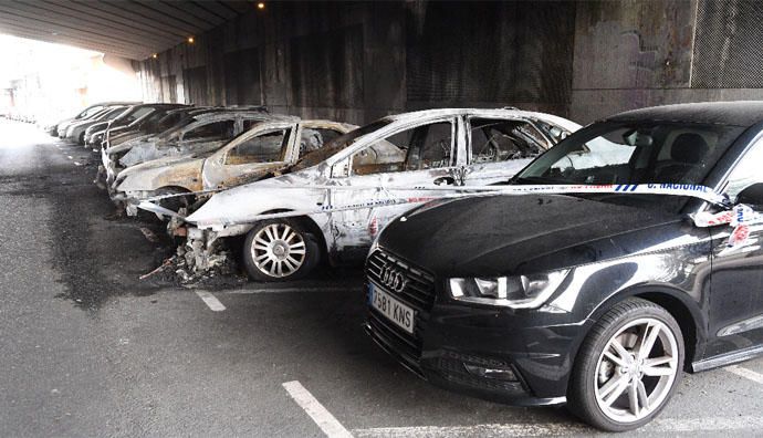 Siete coches arden de madrugada en la calle Posse