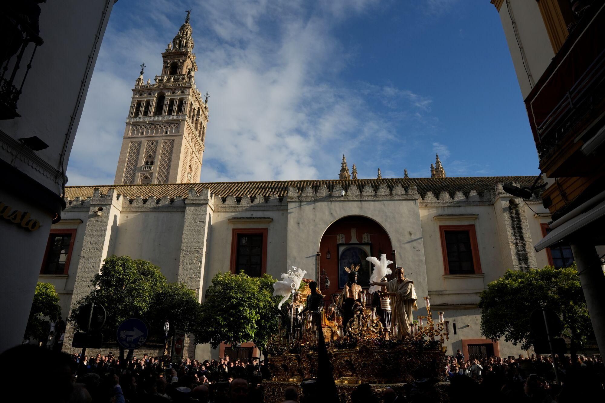 Imágenes de la Hermandad de San Benito que hace estación de penitencia este Martes Santo. A 15 de abril de 2025, en Sevilla (Andalucía, España). La Semana Santa es una de las celebraciones más importantes para los católicos, y en Sevilla adquiere una dimensión especial. Durante más de una semana, la ciudad se transforma: cerca de sesenta cofradías recorren sus calles entre el Viernes de Dolores y el Domingo de Resurrección, acompañadas por miles de nazarenos, costaleros, músicos y devotos. 15 ABRIL 2025 Joaquin Corchero / Europa Press 15/04/2025. Joaquin Corchero;