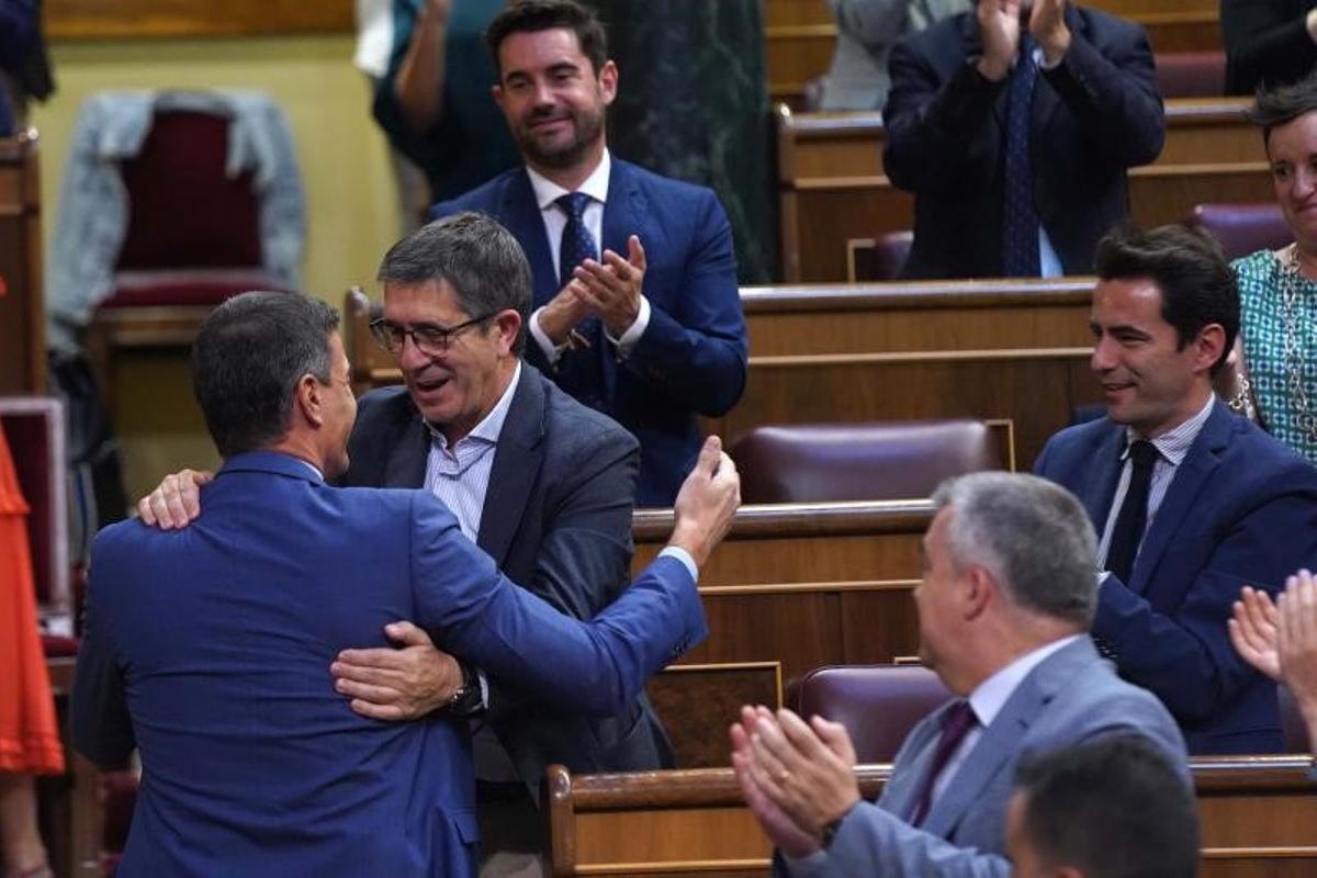 El presidente del Gobierno, Pedro Sánchez, se dirige al escaño del exlendakari Patxi López, ante la mirada de Santos Cerdán, secretario de Organización, durante la segunda jornada del debate sobre el estado de la nación, el pasado 13 de julio de 2022, en el Congreso.