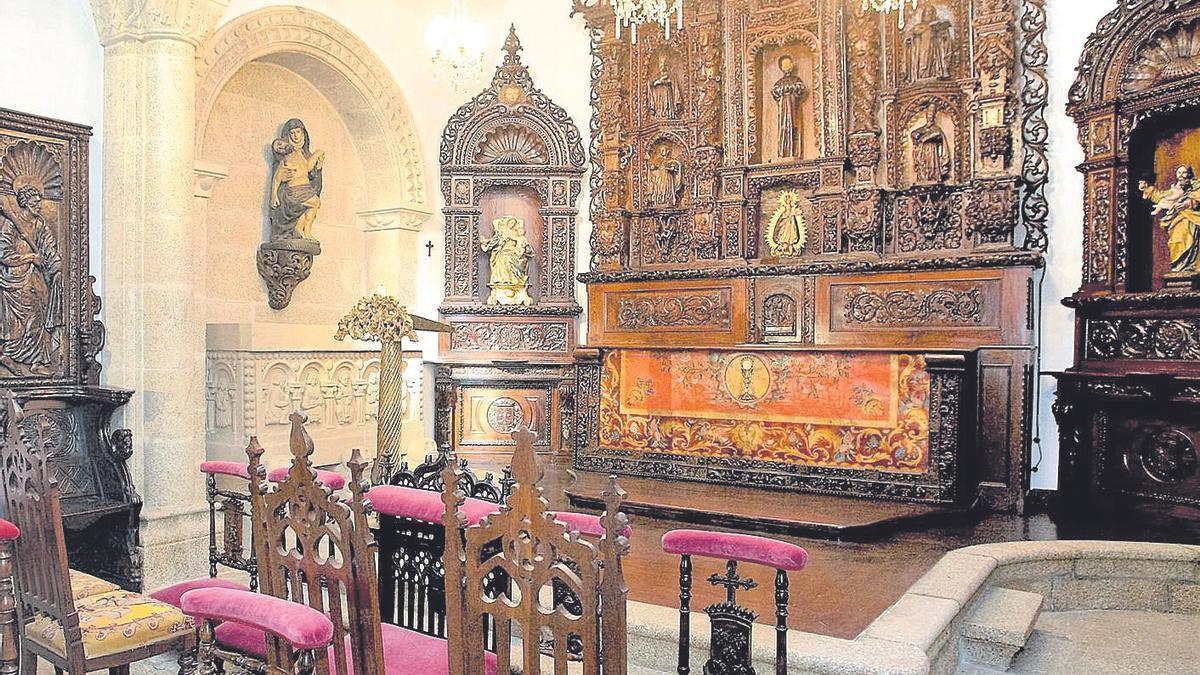 A la izquierda, sarcófago de piedra diseñado por Pardo Bazán, en la capilla de Meirás. // Conchi Paz