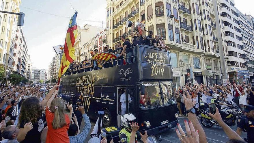 El autobús con la plantilla recorre las calles de Valencia. // Miguel Ángel Polo