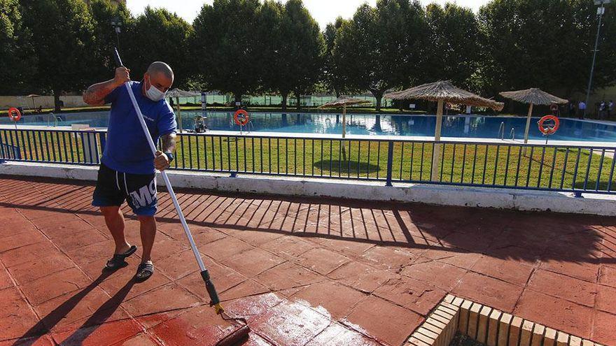 Un trabajador cuida la piscina de la Fuensanta, en una imagen de archivo