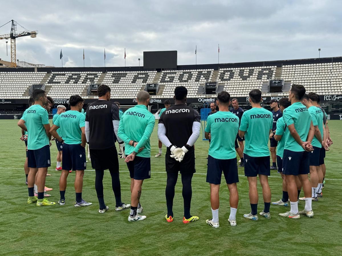 La plantilla del FC Cartagena durante un entrenamiento en el Cartagonova esta semana.