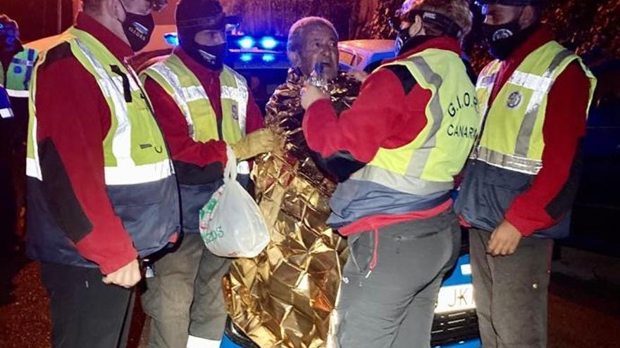 Efectivos del Giors junto al vecino localizado en la madrugada de este domingo en Santa Brígida.