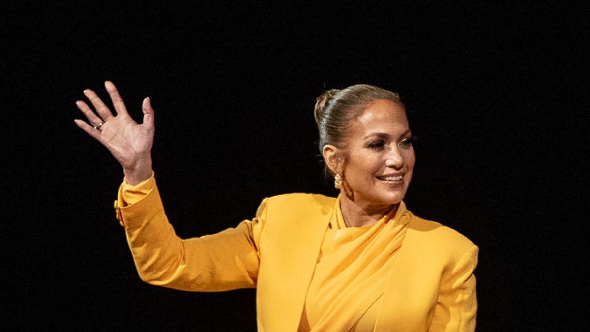 Jennifer Lopez con un espectacular traje amarillo