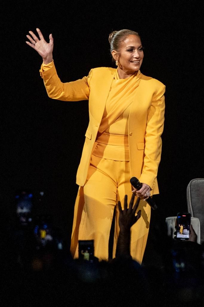 Jennifer Lopez con un espectacular traje amarillo