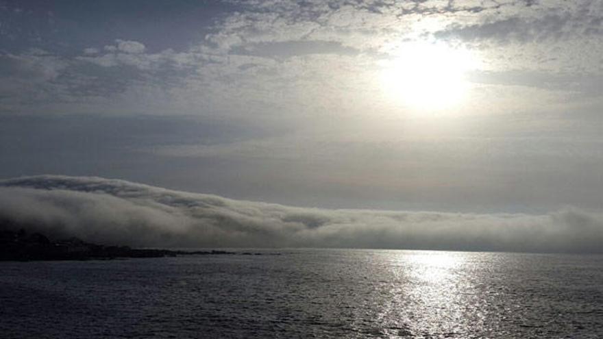 Nubes bajas se adentran por la ría de Vigo. Imagen tomada desde Baiona. // Marta G. Brea