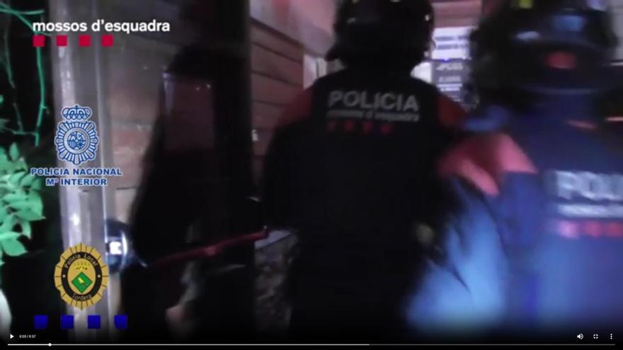 Vídeo: Detenen dues persones per estafar més de 38.000 euros a un client d’un prostíbul de Tordera