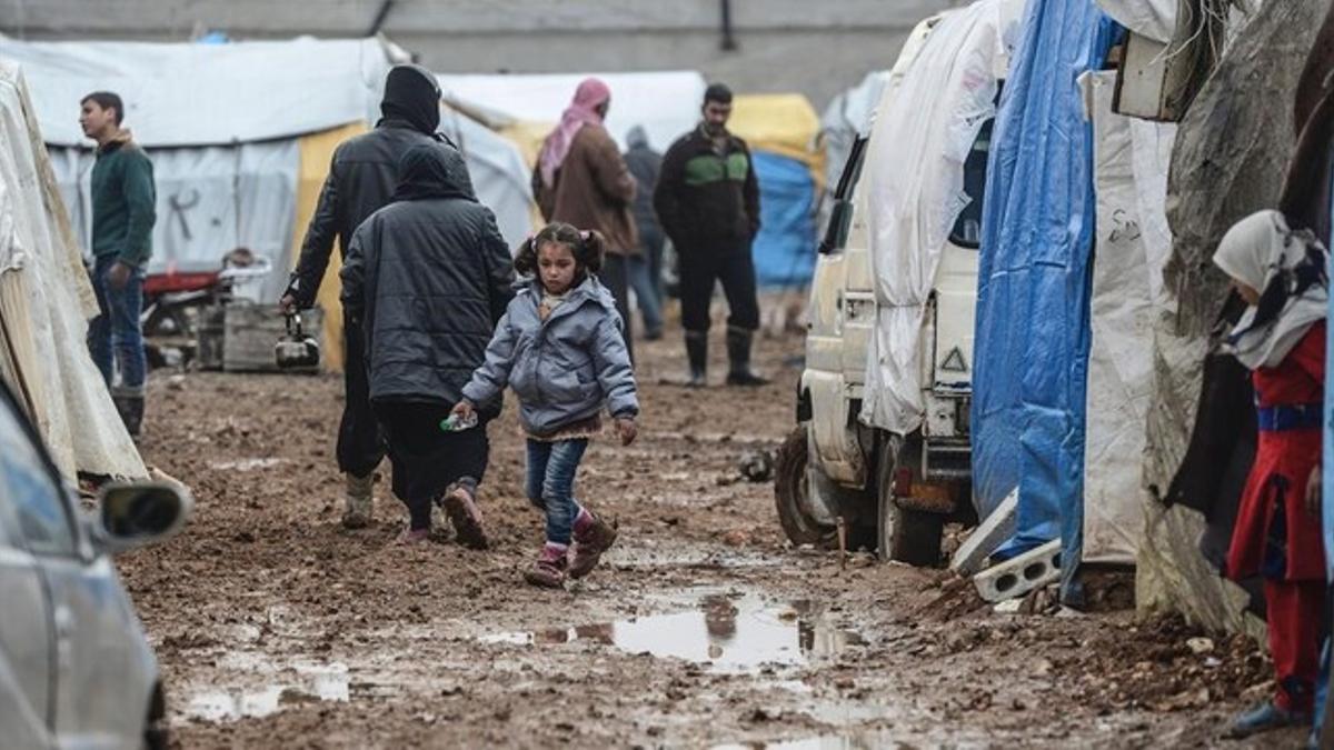 Refugiados sirios que han huido de Alepo esperan en Bab al-Salam, cerca de la frontera con Turquía, este sábado.