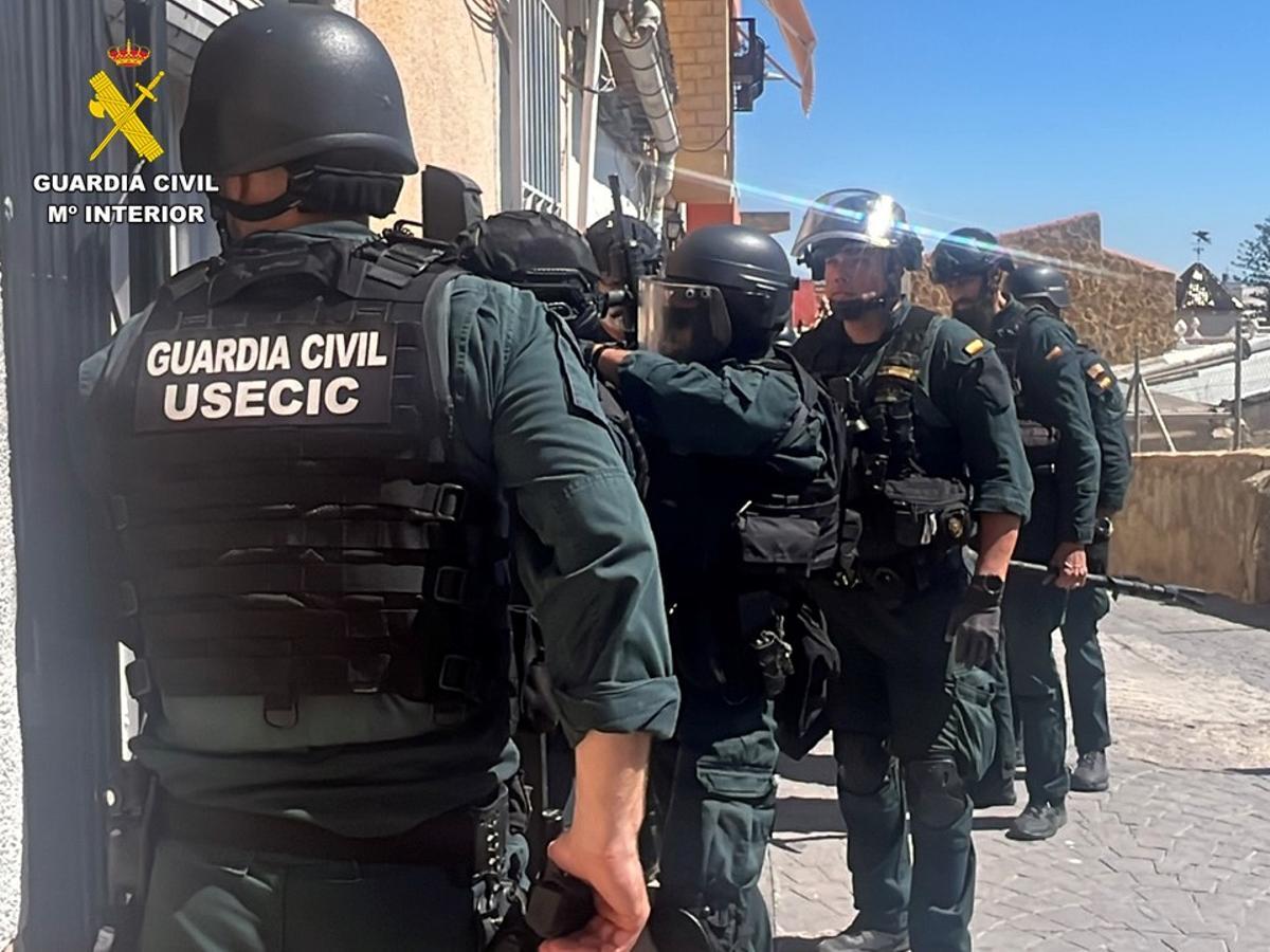 Despliegue de la Guardia Civil para detener al joven en Callosa de Segura.