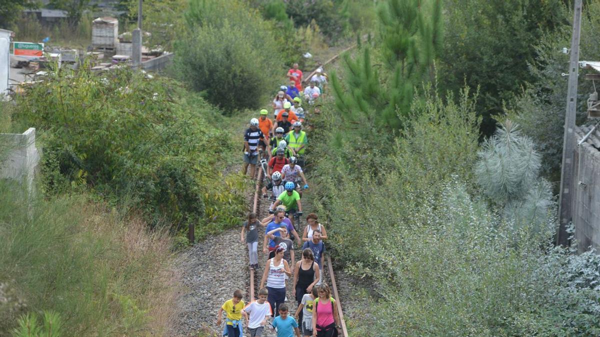 Una marcha por las vías en desuso para reclamar su conversión en senda peatonal.