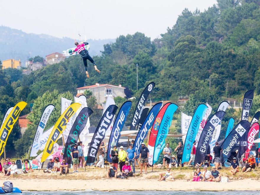 Un espectacular salto ante el público de la playa. / MARÍA MUIÑA