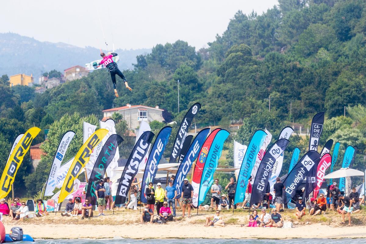 Un espectacular salto ante el público de la playa. / MARÍA MUIÑA