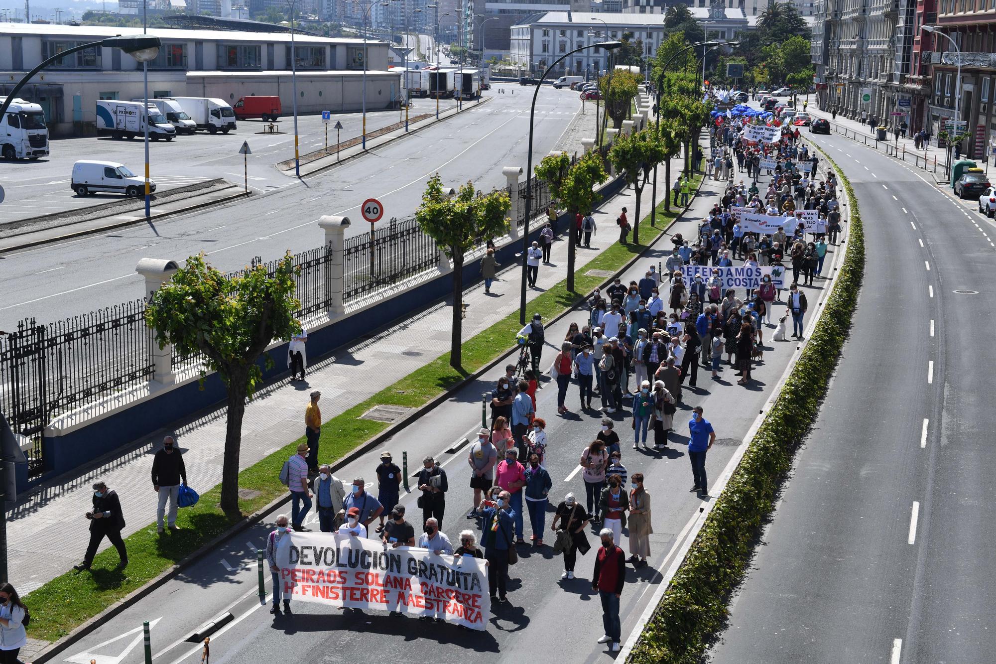 800 personas se manifiestan en contra de la venta de los muelles de A Coruña