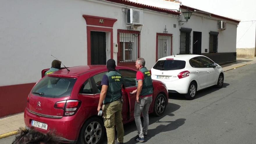 Imagen de uno de los registros de la Guardia Civil en Bollullos del Condado.