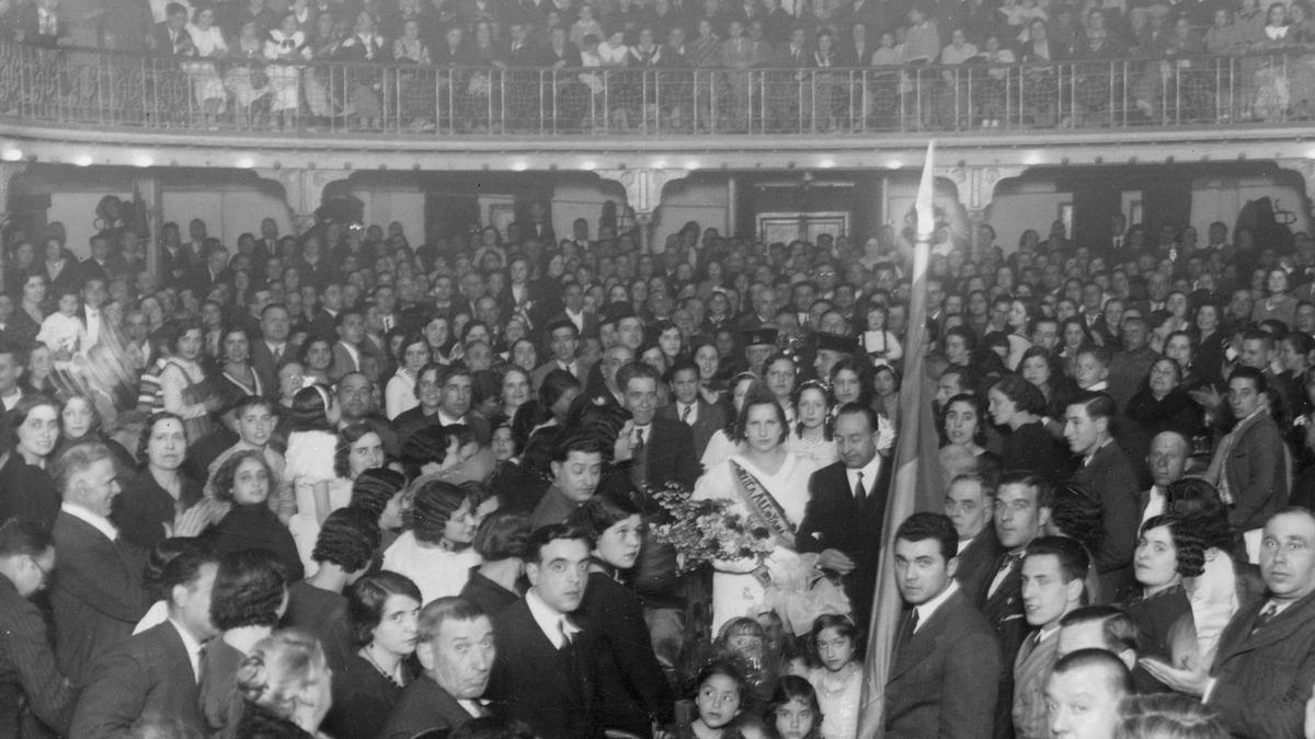 Acto de proclamación de «Miss República», con la hija del alcalde de Alcoy Evaristo Botella que tras la guerra fue detenida.