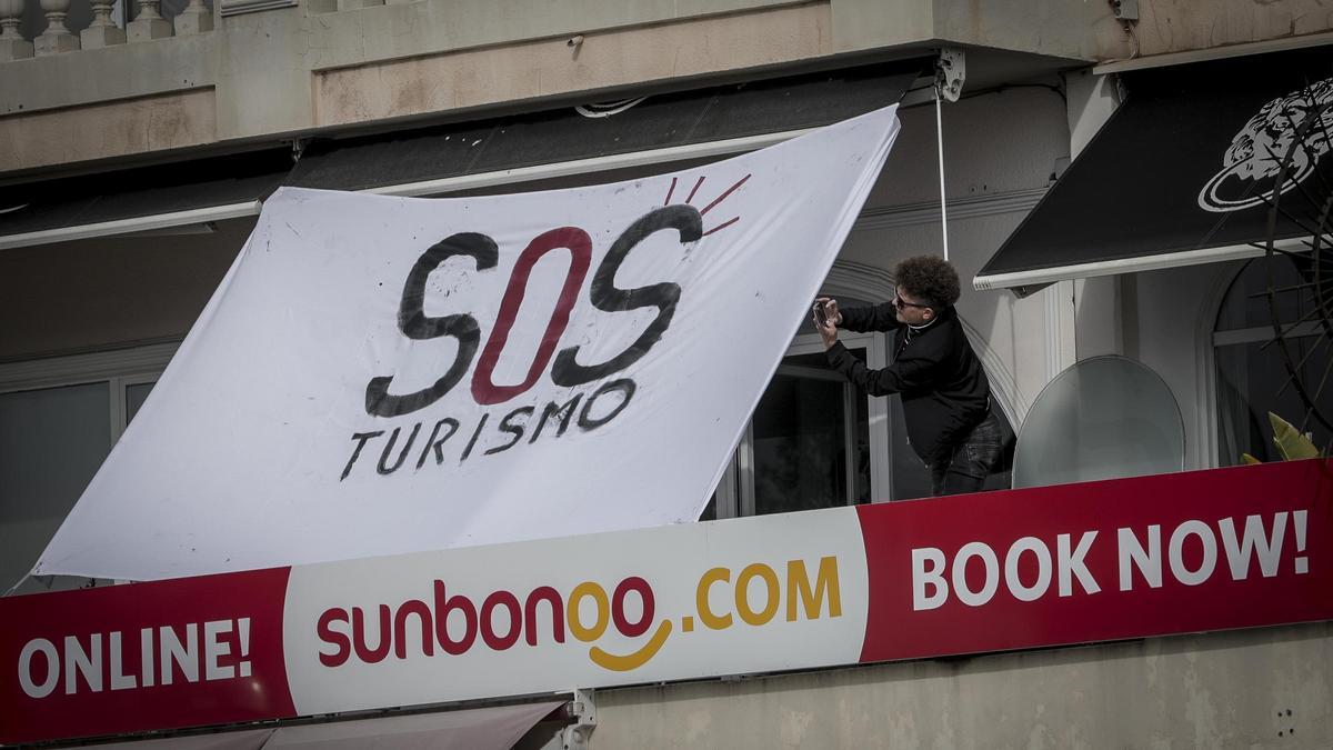 Arranca la campaña SOS Turismo: los hoteles y negocios turísticos de Mallorca ya lucen las pancartas con su lema
