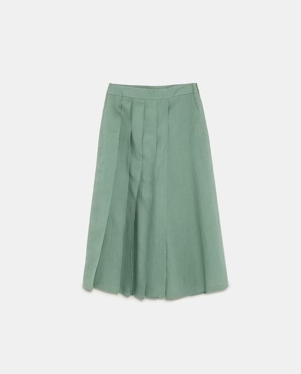 Pantalón de lino verde con pliegues de Zara. (Precio: 29,95 euros)