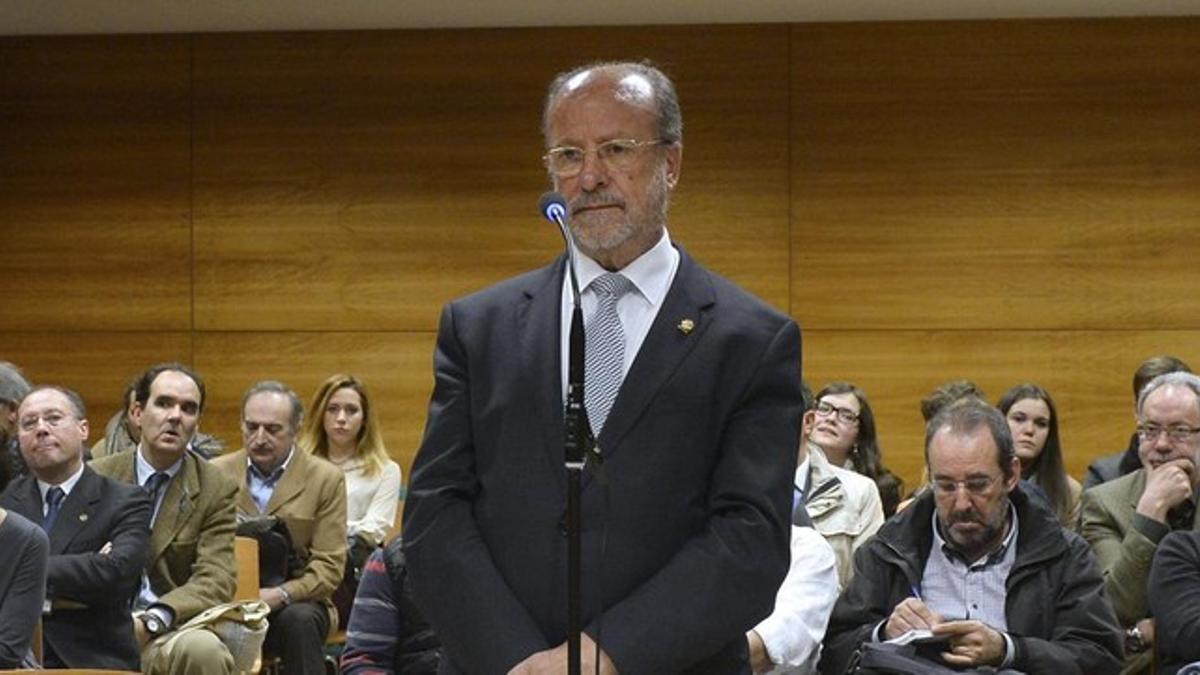 El alcalde de Valladolid, Francisco Javier León de la Riva, en el juicio por desobediencia que se celebró el pasado 27 de abril.