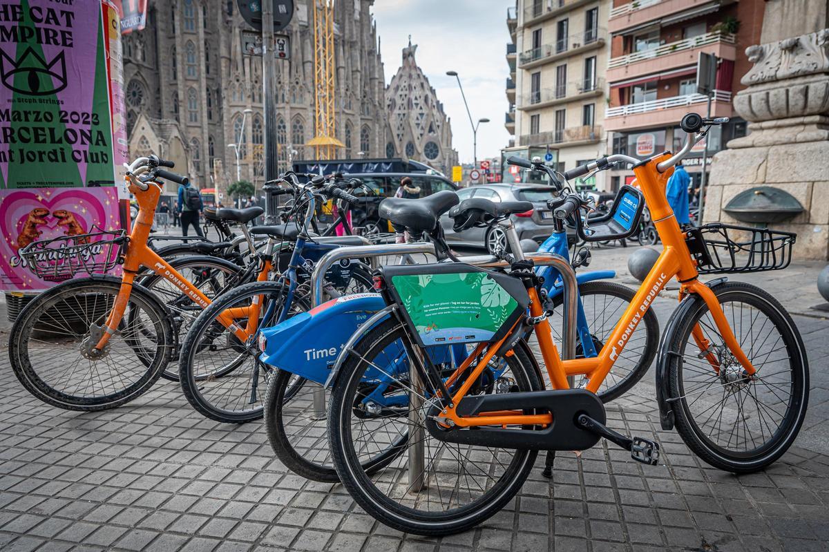Bicicletas de 'sharing' junto a la Sagrada Família, en febrero de 2023