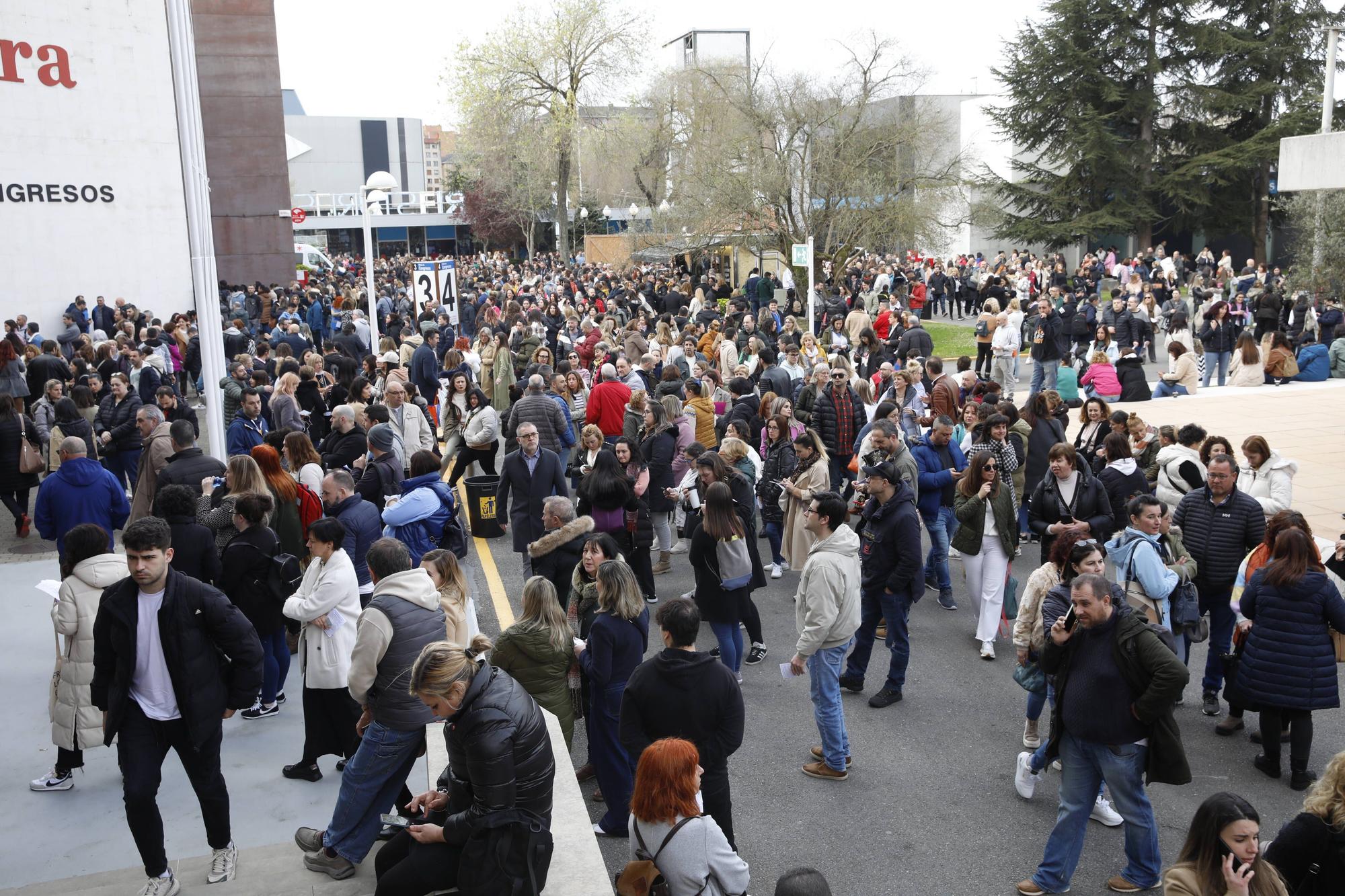 Miles de personas participan en la macrooposición de la sanidad pública asturiana.