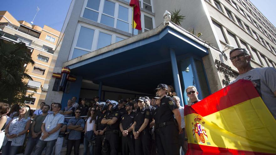 Parte de la concentración de policías ante la Jefatura de Valencia.