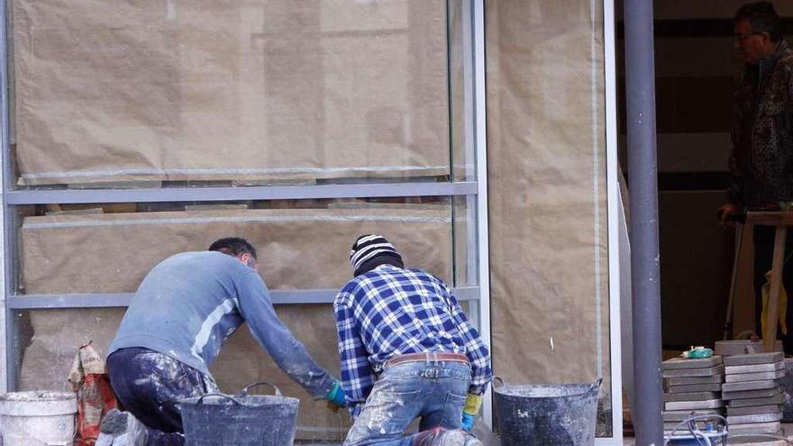 Dos trabajadores de la construcción.