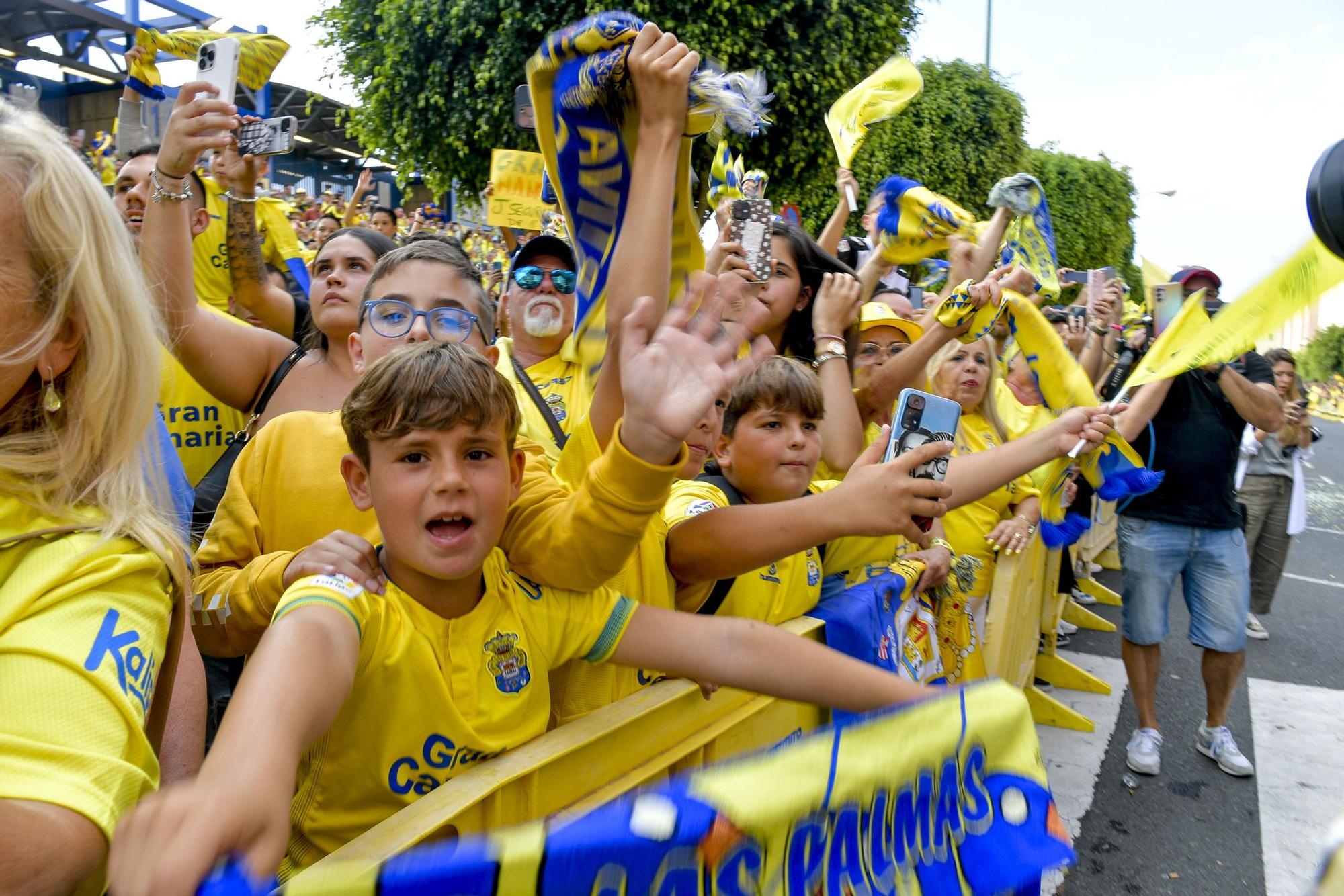 La afición recibe a la guagua de la UD Las Palmas en Fondos de Segura