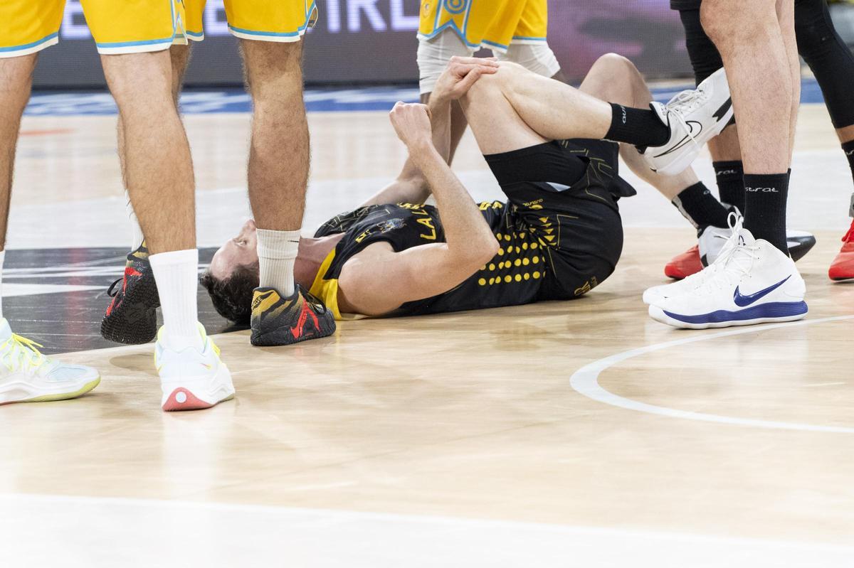 Marcelinho Huertas, lasmitado en el suelo durante el derbi frente al Gran Canaria.