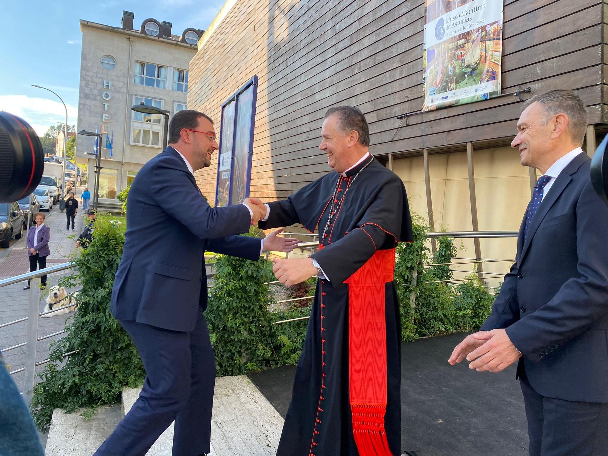 El cardenal Ángel  Fernández Artime recibe el título de Hijo Predilecto de Asturias en Luanco (Gozón)